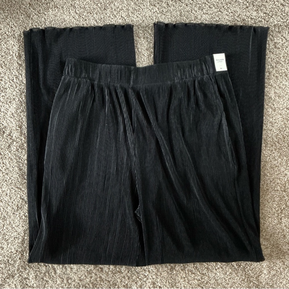 NWT Abercrombie & Fitch Black Pleated Pants